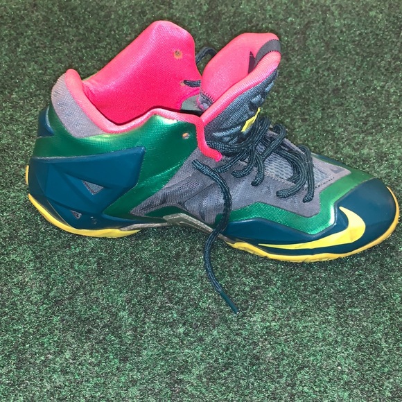 Nike LeBron XI 6Y Style: 621712-300 - Picture 2 of 8